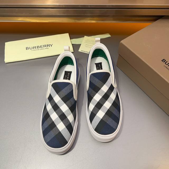 Burberry 巴宝莉 情侣装男女款 -高端品质 原单 -鞋面：进口品牌图腾布匹、后跟品牌织带装饰 -内里：皮里 -大底：超轻tpr橡胶; 双色成型大底 -超